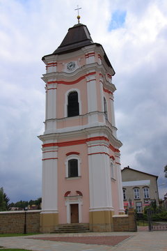 Zabytkowa dzwonnica przy gotyckim kościele z XVI wieku w Lesku (Polska, wojew&oacute;dztwo podkarpackie, Bieszczady).
