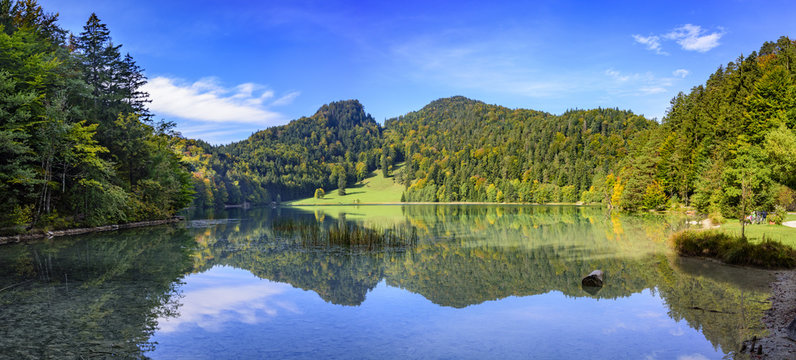 Herbststimmung am geheimnisvollen Alatsee bei Füssen im  Allgäu