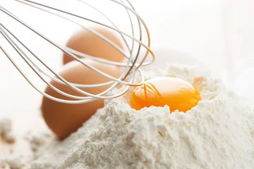 Keuken spatwand met foto 小麦粉と卵黄と泡立て器  © sakura