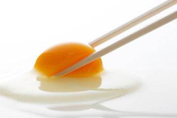 卵黄を箸で掴む 