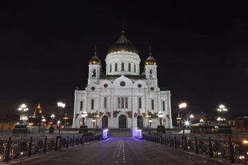 Fototapeta na wymiar Night view on the Cathedral of Christ the Savior from Patriarchal bridge, Moscow, Russia