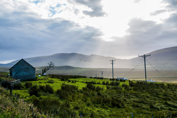Grüne Landschaft mit Sonnenstrahlen, Skye, Schottland