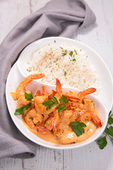 Fototapeta na wymiar fried shrimp with cream and rice