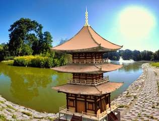 Obraz premium Buddhist temple by the lake