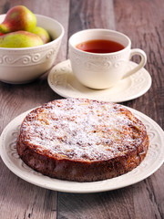Pear sponge cake with icing sugar