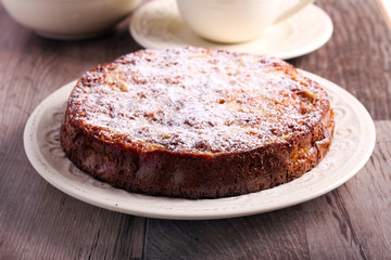 Pear sponge cake with icing sugar