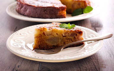 Pear sponge cake with icing sugar
