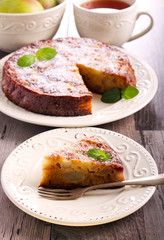 Pear sponge cake with icing sugar