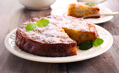 Pear sponge cake with icing sugar