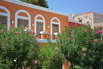 maison colorée du village de Halki en Grèce