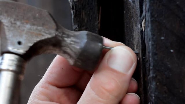 Nagel wird in Holz geh&auml;mmert