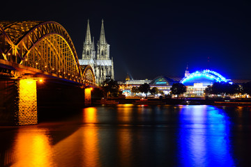 Fototapeta premium Cologne Cathedral (Dom) and Hohenzollern Bridge, Cologne, Germany