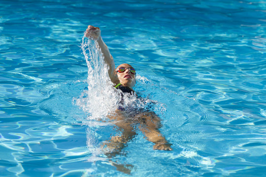 Nadadora profesional en piscina abierta en estilo espalda