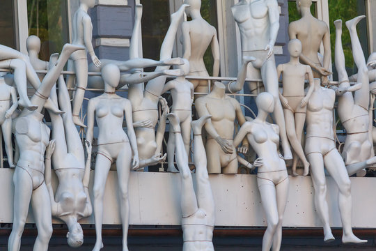 Many mannequins side by side on the balcony.