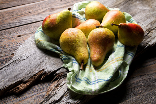 Świeże wiejskie gruszki na drewnianym tle