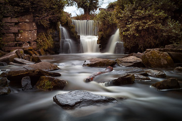 Une longue exposition des cascades à Penllergare Woods, Swansea, Royaume-Uni