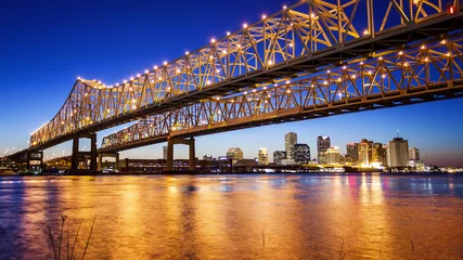 Foto op Plexiglas Amerikaanse plekken New Orleans City Skyline &amp  Crescent City Connection Bridge bij nacht