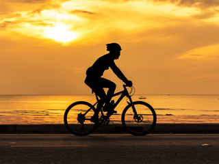 Obraz na płótnie Canvas Man cycling at beach