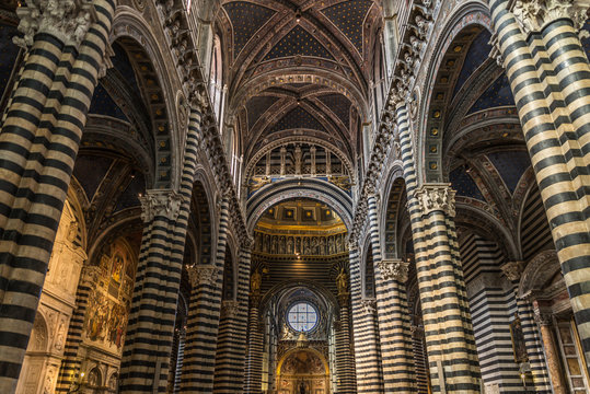 Interior y la catedral de techo de Siena.