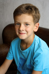 RITRATTO DI BAMBINO CON MAGLIA AZZURRA