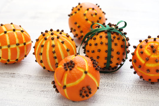 Clove Orange Pomander Balls, Homemade Christmas Gift