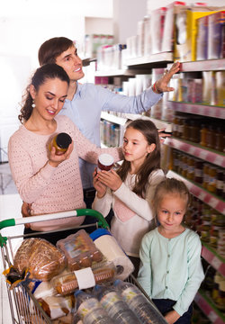 Customers with small kids  purchasing jam