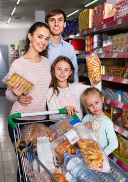 Customers with small children purchasing shortcakes in hypermark