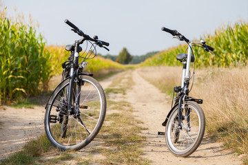 Fototapeta na wymiar Zwei Fahrräder an einem Maisfeld