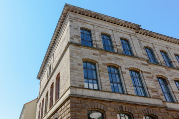 Fototapeta na wymiar Altes Gebäude mit schön sanierter Backsteinfassade und Sprossenfenstern in Göttingen, Niedersachsen, Deutschland