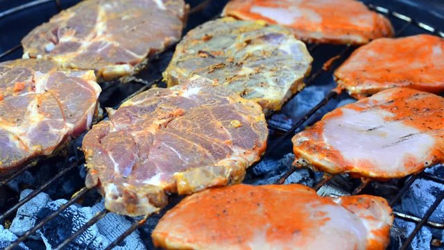 Frisches saftiges Schweinefleich gart auf dem Grillrost
