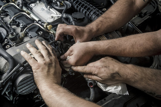 Taller mecánico reparando motor a diesel. Reparación de vehículos. Revisión y mantenimiento del coche.