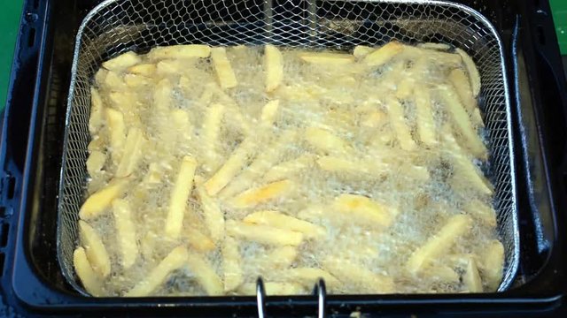 Pommes werden im Fett frittiert