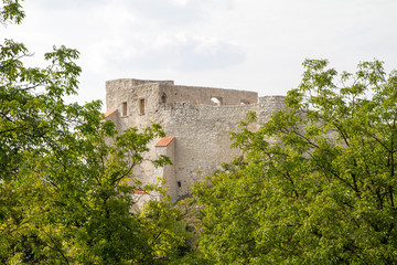Fototapeta na wymiar Castle ruins (14th century) in Kazimierz Dolny, Poland