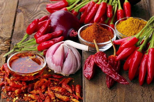 Peperoncino , aglio e cipolla