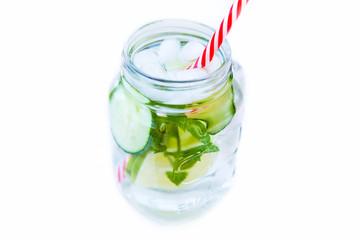 Frisches Gurkenwasser mit Zitrone und Minze