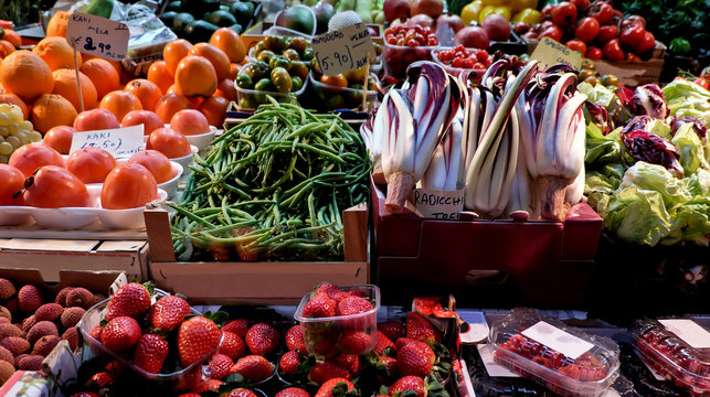 frutta e verdura invernali esposte al mercato