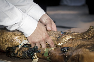 Seleccionando jam&oacute;n ib&eacute;rico para el corte. Venta de jamones de bellota. Selecci&oacute;n de calidad.