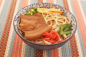 沖縄伝統の三枚肉そば