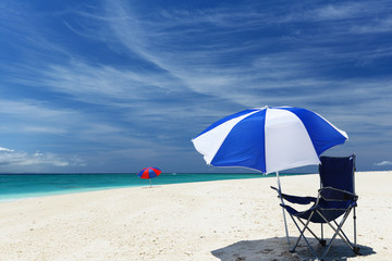 沖縄の美しい海とビーチパラソル