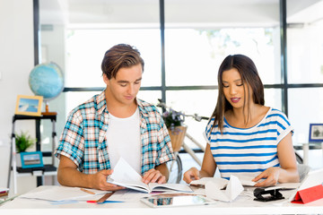 Obraz premium Two office workers at the desk