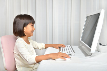 パソコンを操作する女の子