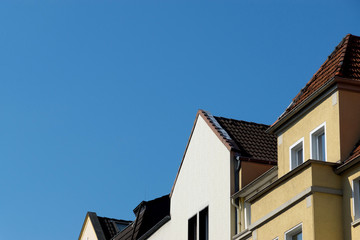 Fototapeta na wymiar Bunte Wohnhäuser mit blauen Himmel im Hintergrund