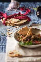 piadine o pani non lievitati legati con nastro rosso © faustalavagna