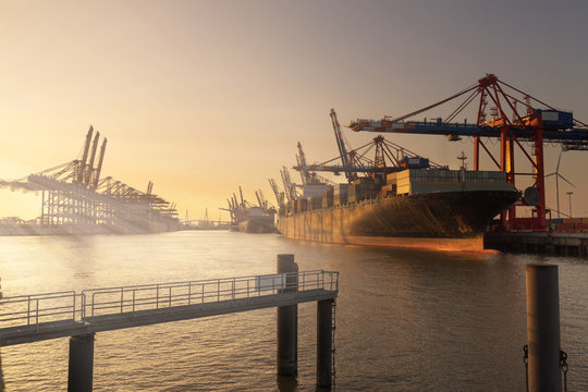 Hamburg Containerhafen bei Sonnenaufgang