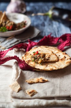 assaggio di salsa di melanzane su pane non lievitato