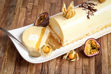 bûche à la mangue et fruits de la passion 4 © Jérôme Rommé