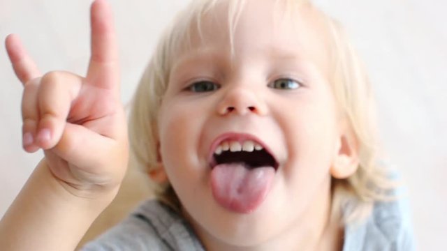 Child make thats rocks to the camera