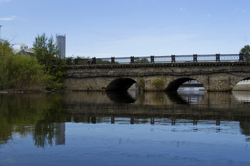 Fototapeta premium Bridge over the city river 