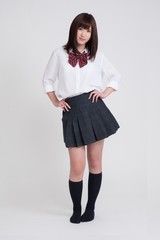 女子高校の制服を、女性モデルが来ています。モデルは成人です。写っている制服は、夏服です。