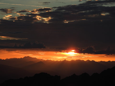 Sonnenaufgang vom D&uuml;rrenstein 2839m